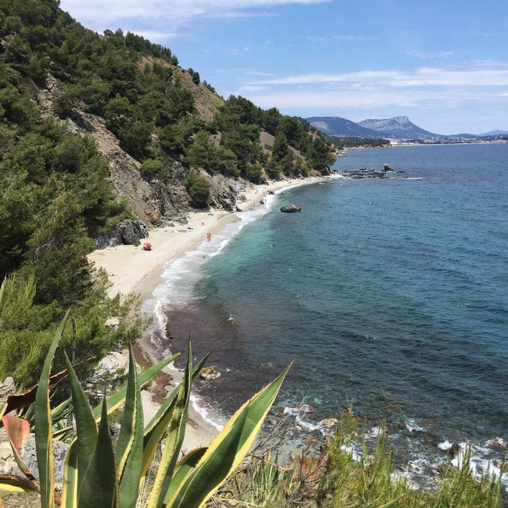 Naturiste du Saint-Selon est l'une des meilleures plages naturistes de France.