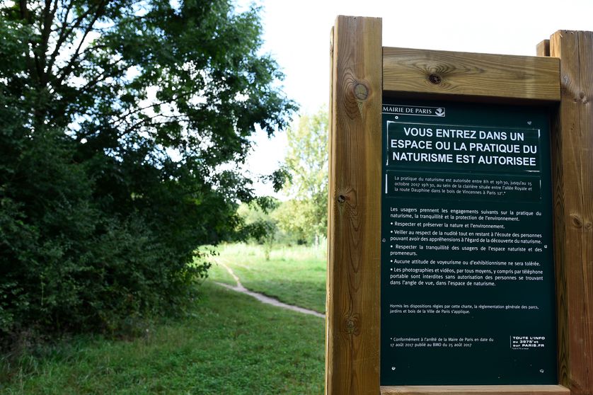 L'enseigne de l'espace naturiste du Bois de Vincennes à Paris