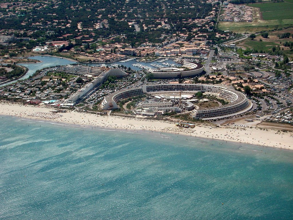 La plage naturiste du Cap d'Agde est une station balnéaire.