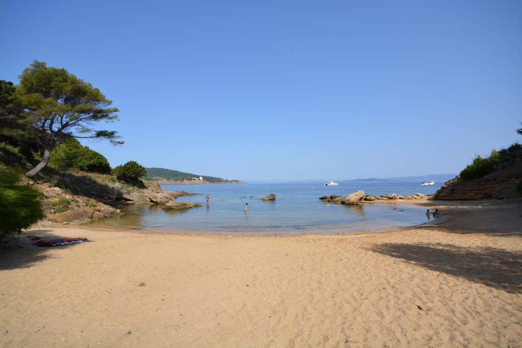 L'île de Levant est l'une des plus belles plages naturistes de France.